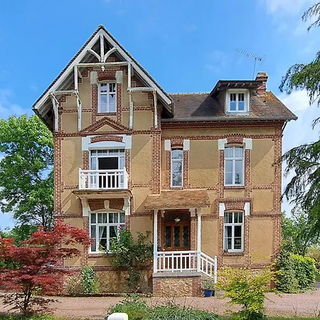 Stunning In Saint-pierre-en-auge With Wifi Сasa de vacaciones